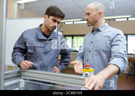 Zwei Männer bei Präzisionsarbeiten Stockfoto