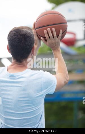 Porträt eines Basketballspielers, der einen Sprung geschossen hat Stockfoto