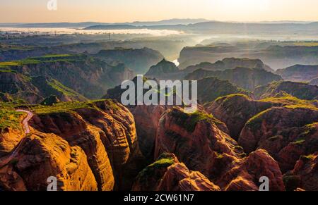 Peking, China. September 2020. Luftbild aufgenommen am 24. September 2020 zeigt die Landschaft von Danxia landschaftlicher landschaftlicher Landschaft in Longzhou Stadt des Jingbian County, nordwestlich von Chinas Shaanxi Provinz. Quelle: Tao Ming/Xinhua/Alamy Live News Stockfoto