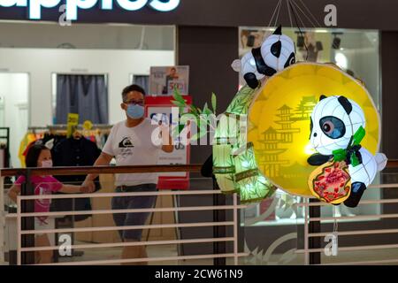 Peking, Malaysia. September 2020. Menschen gehen in der Nähe der Laterne arbeitet während einer Laterne-making Contest, um das bevorstehende Mid-Autumn Festival in einem Einkaufszentrum in Kuala Lumpur, Malaysia, September 27, 2020 zu feiern. Quelle: Chong Voon Chung/Xinhua/Alamy Live News Stockfoto