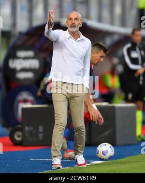 (200928) -- CROTONE, 28. September 2020 (Xinhua) -- AC Mailands Cheftrainer Stefano Pioli Gesten während eines Serie-A-Fußballmatches zwischen Crotone und AC Mailand in Crotone, Italien, 27. September 2020. (Foto Alberto Lingria/Xinhua) Stockfoto