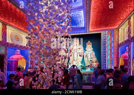 Howrah, Westbengalen, Indien - 5. Oktober 2019 : Blick auf dekoriert Durga Puja Pandal, ein temporärer Tempel, Durga Puja Festival in der Nacht. Stockfoto