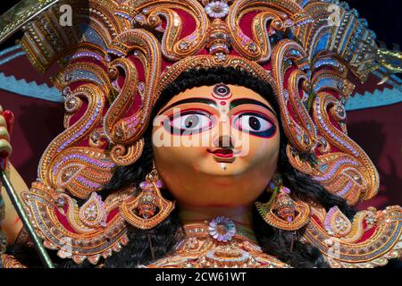 Gesicht der Göttin Durga Idol, Durga Puja Festival in der Nacht. Aufgenommen unter farbigem Licht in Howrah, Westbengalen, Indien. Stockfoto