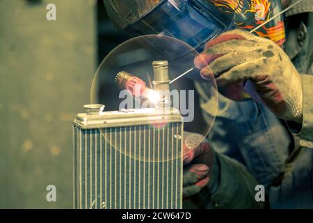 Argon Lichtbogen Schweißen Aluminium-Heizkörper für Auto Stockfoto