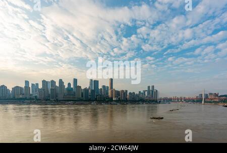 Blick auf die Stadt Chongqing bei Sonnenuntergang Stockfoto