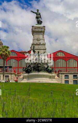 Die Statue von Infante Dom Henrique, dem berühmten portugiesischen Entdecker Heinrich dem Seefahrer, erbaut 1894 in Ribeira in Porto, Portugal Stockfoto