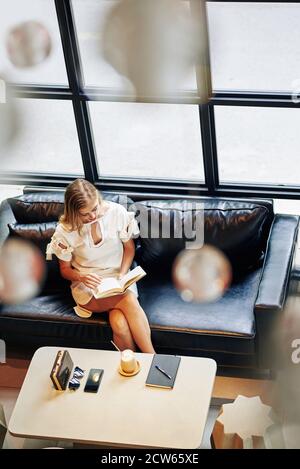 Frau-Lesebuch Stockfoto