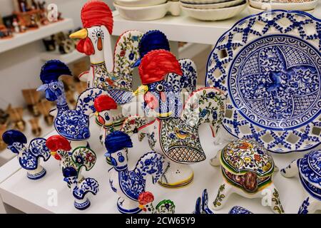 Porto, Portugal - 29. Mai 2018: Traditionelle portugiesische Azulejo-Teller und Barcelos Rooster oder Galo de Barcelos in einem Souvenirladen Stockfoto