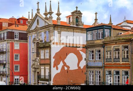 Porto, Portugal - 30. Mai 2018: Fassaden von traditionellen Häusern und Pfarrkirche St. Nikolaus mit verzierten portugiesischen Azulejo Fliesen in Ribeira Stockfoto