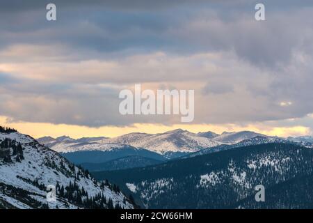 Blick vom Cathedral Lake auf den Sonnenuntergang über den Rocky Mountains in der Nähe von Aspen, Colorado. Stockfoto