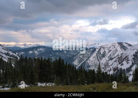 Der Cathedral Lake Trail in der Nähe von Aspen, Colorado, bietet einen schönen Blick auf die Elk Mountain Range in den Rocky Mountains nach einem Schneesturm im Sommer. Stockfoto