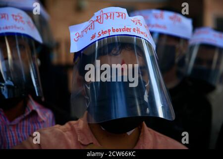 Kathmandu, Nepal. September 2020. Studentengewerkschaft agierende Kader, die dem nepalesischen Kongress angeschlossen sind, protestieren vor der chinesischen Botschaft gegen die Übergriffe auf nepalesisches Gebiet im Humla-Distrikt in Kathmandu, Nepal, am Montag, 28. September 2020. Die Demonstranten forderten, dass China nepalesisches Territorium sofort räumen sollte. Kredit: Skanda Gautam/ZUMA Wire/Alamy Live Nachrichten Stockfoto