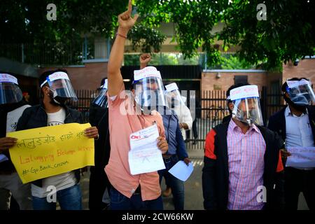 Kathmandu, Nepal. September 2020. Studentengewerkschaft agierende Kader, die dem nepalesischen Kongress angeschlossen sind, protestieren vor der chinesischen Botschaft gegen die Übergriffe auf nepalesisches Gebiet im Humla-Distrikt in Kathmandu, Nepal, am Montag, 28. September 2020. Die Demonstranten forderten, dass China nepalesisches Territorium sofort räumen sollte. Kredit: Skanda Gautam/ZUMA Wire/Alamy Live Nachrichten Stockfoto