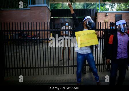 Kathmandu, Nepal. September 2020. Studentengewerkschaft agierende Kader, die dem nepalesischen Kongress angeschlossen sind, protestieren vor der chinesischen Botschaft gegen die Übergriffe auf nepalesisches Gebiet im Humla-Distrikt in Kathmandu, Nepal, am Montag, 28. September 2020. Die Demonstranten forderten, dass China nepalesisches Territorium sofort räumen sollte. Kredit: Skanda Gautam/ZUMA Wire/Alamy Live Nachrichten Stockfoto