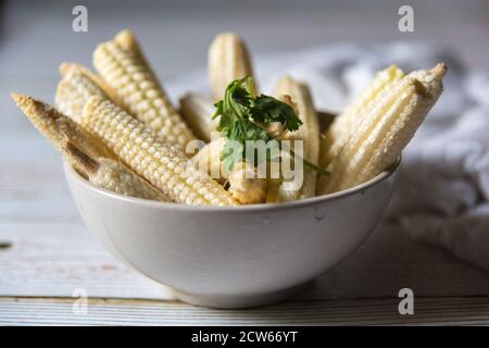 Nahaufnahme von frischen Babykornen in einer Schüssel Stockfoto