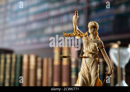 Thema „Recht“. Themis Statue, Richter Gavel und Maßstab der Gerechtigkeit in der Fakultät für Recht Bibliothek. Stockfoto