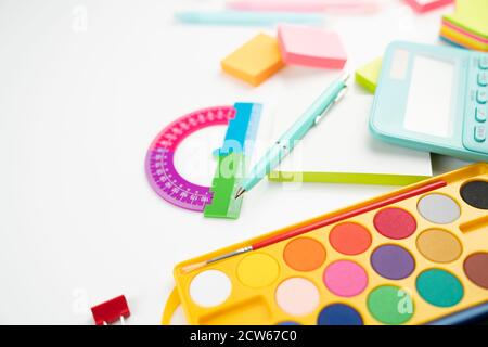 Schulbedarf. Set von bunten Schulzubehör isoliert auf dem weißen Tisch. Stockfoto