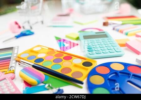 Schulbedarf. Set von bunten Schulzubehör isoliert auf dem weißen Tisch. Stockfoto