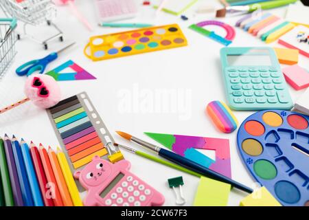 Schulbedarf. Set von bunten Schulzubehör isoliert auf dem weißen Tisch. Stockfoto