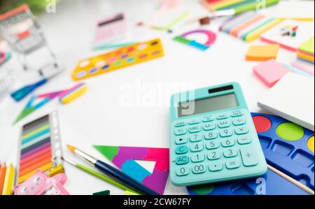 Schulbedarf. Set von bunten Schulzubehör isoliert auf dem weißen Tisch. Stockfoto