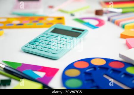 Schulbedarf. Set von bunten Schulzubehör isoliert auf dem weißen Tisch. Stockfoto