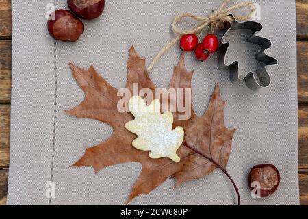 Kekse in Eichenblattform Herbstbäckerei Stockfoto