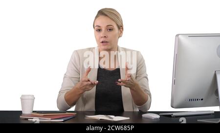 Schöne junge Geschäftsfrau, die der Kamera einen Spieß gibt, whi Stockfoto