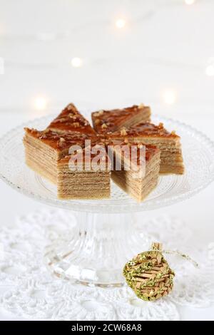 Pyramide Kuchen Kekse auf Kuchenteller weihnachtsbäckerei Stockfoto