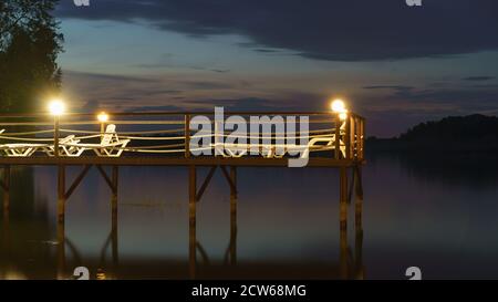 Fotografie der Landschaft des Istra Wasserreservoirs. Mysteriöser russischer blauer Sonnenuntergang. Konzept der Schönheit in der Natur und inländischen russischen Tourismus. Feiertage Stockfoto