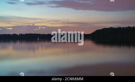 Fotografie der Landschaft des Istra Wasserreservoirs. Geheimnisvolle russische Natur. Konzept der Schönheit in der Natur. Stockfoto