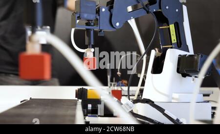 Modell der Industrierobotik Arm Roboter Manipulator bewegt Würfel. Stockfoto