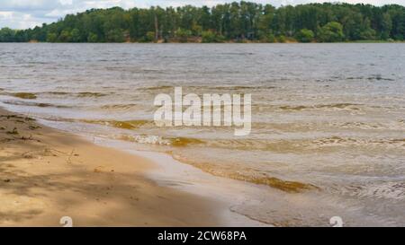 Fotografie des Istra Wasserreservoirs in Tageszeit. Sandstrand. Russisches Urlaubskonzept. Inlandstourismus. Wunderschöne Landschaft. Sommerwochenende. Stockfoto