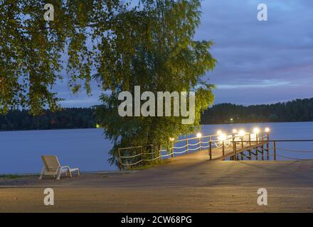 Fotografie der Landschaft des Istra Wasserreservoirs. Mysteriöser russischer blauer Sonnenuntergang. Konzept der Schönheit in der Natur und inländischen russischen Tourismus. Feiertage Stockfoto