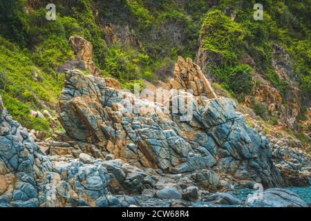 Schönheit Panorama eingefasst Shabby Meer Klippe Cumulus Wolke Himmel Berg Insel Hintergrund. Grau braun Stein Gestein Textur lebendige Farbe Foto. Konzept von Stockfoto