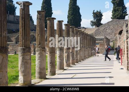 Pompeji, Italy-March 27, 2016: Säulen und Ruinen in die archäologische Stätte von Pompeji in der Nähe von Neapel bei einem Sommertag. Stockfoto