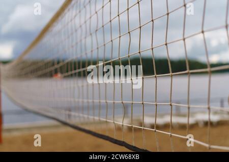 Fotografie des Beachvolleyballnetzes. Inländischer russischer Tourismus. Touristenort vor dem Istra Wasserreservoir tagsüber. Urlaubskonzept. Stockfoto