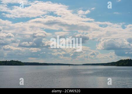 Fotografie des Istra Wasserreservoirs in Tageszeit. Russisches Urlaubskonzept. Wunderschöne Landschaft. Sommerwochenende. Stockfoto