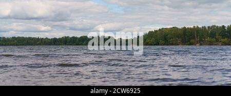 Fotografie des Istra Wasserreservoirs in Tageszeit. Russisches Urlaubskonzept. Wunderschöne Landschaft. Sommerwochenende. Stockfoto