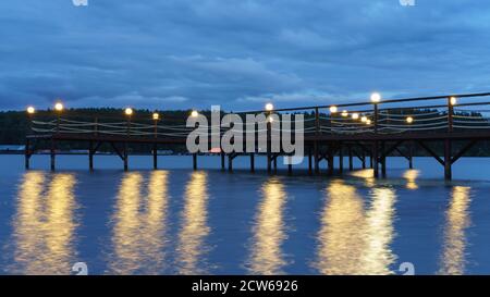 Fotografie der Landschaft des Istra Wasserreservoirs. Mysteriöser russischer blauer Sonnenuntergang. Konzept der Schönheit in der Natur und inländischen russischen Tourismus. Feiertage Stockfoto