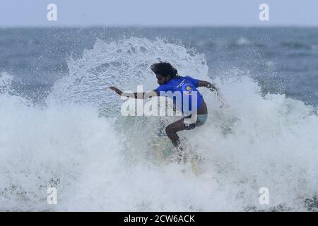 Arugam Bay. September 2020. Ein Surfer reitet eine Welle während eines Surfwettbewerbs in Sri Lankas Küstenort Arugam Bay am 27. September 2020. Eine lokale Sportförderungsgesellschaft organisierte diese Veranstaltung in Arugam Bay, einem der beliebtesten Surfspots in Sri Lanka, um Sri Lankas Tourismus inmitten der COVID-19 Pandemie wiederzubeleben. Quelle: A.Hapuarachchi/Xinhua/Alamy Live News Stockfoto