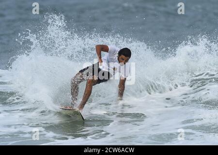 Arugam Bay. September 2020. Ein Surfer reitet eine Welle während eines Surfwettbewerbs in Sri Lankas Küstenort Arugam Bay am 27. September 2020. Eine lokale Sportförderungsgesellschaft organisierte diese Veranstaltung in Arugam Bay, einem der beliebtesten Surfspots in Sri Lanka, um Sri Lankas Tourismus inmitten der COVID-19 Pandemie wiederzubeleben. Quelle: A.Hapuarachchi/Xinhua/Alamy Live News Stockfoto