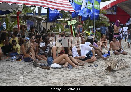 Arugam Bay. September 2020. Touristen beobachten einen Surfwettbewerb in Sri Lankas Küstenort Arugam Bay am 27. September 2020. Eine lokale Sportförderungsgesellschaft organisierte diese Veranstaltung in Arugam Bay, einem der beliebtesten Surfspots in Sri Lanka, um Sri Lankas Tourismus inmitten der COVID-19 Pandemie wiederzubeleben. Quelle: A.Hapuarachchi/Xinhua/Alamy Live News Stockfoto