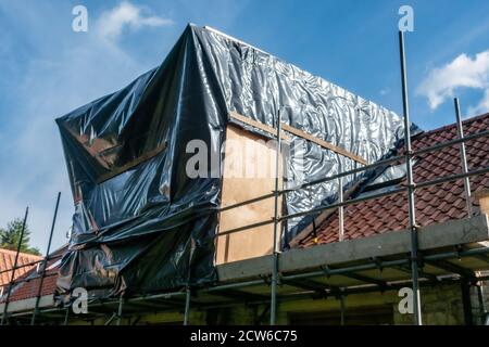 Bauherren temporäre Dachdeckung auf Haus Stockfoto