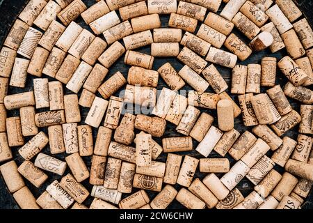 Kreis aus Weinkorken aus Weinflaschen auf Holzstruktur. Stockfoto