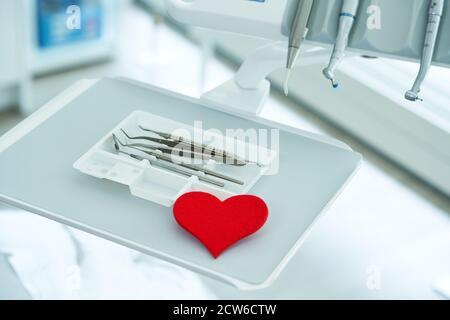 Set von Zahnarztwerkzeugen im Büro Stockfoto