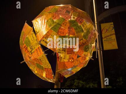 Hongkong, Hongkong, China. Oktober 2014. Slogans, Plakate und Protestkunst schmücken Säulen und Straßenschilder vor dem Hauptgeschäftsführer-Büro im LegCo-Gebäude, Tamar, Admiralität.Post-it-Notizen werden von Well-Wisher auf klaren Schirmen in einem Straßenschild hinterlassen. Quelle: Jayne Russell/ZUMA Wire/Alamy Live News Stockfoto