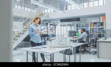In Architectural Bureau: Team von Architekten und Ingenieuren arbeiten an einem Gebäudekomplex Prototyp-Projekt, mit Stadtmodell und Computer laufen 3D Stockfoto