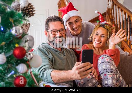 Glückliche Familie zu Hause während heiligabend Tag genießen ein Video Telefonanruf mit Freunden und Eltern - Konzept von Glückliche Menschen und Online-Internet-Technolo Stockfoto