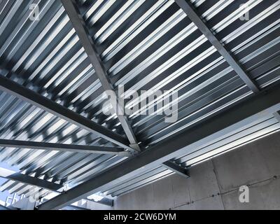 Profilierte Bleche und Träger aus Edelstahl. Deckenkonstruktionen aus Metall Stockfoto