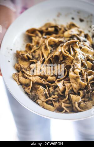 Hausgemachte Pappardelle mit Steinpilz ragù Stockfoto